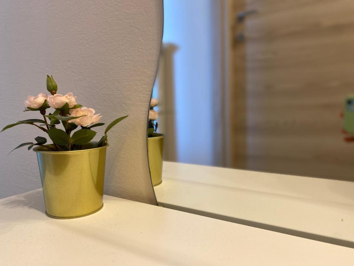 Flowers & Garden Apartment Con Vista Lago مانربا ديل جاردا المظهر الخارجي الصورة