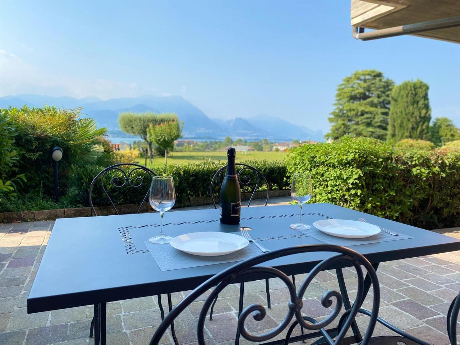 Flowers & Garden Apartment Con Vista Lago مانربا ديل جاردا المظهر الخارجي الصورة