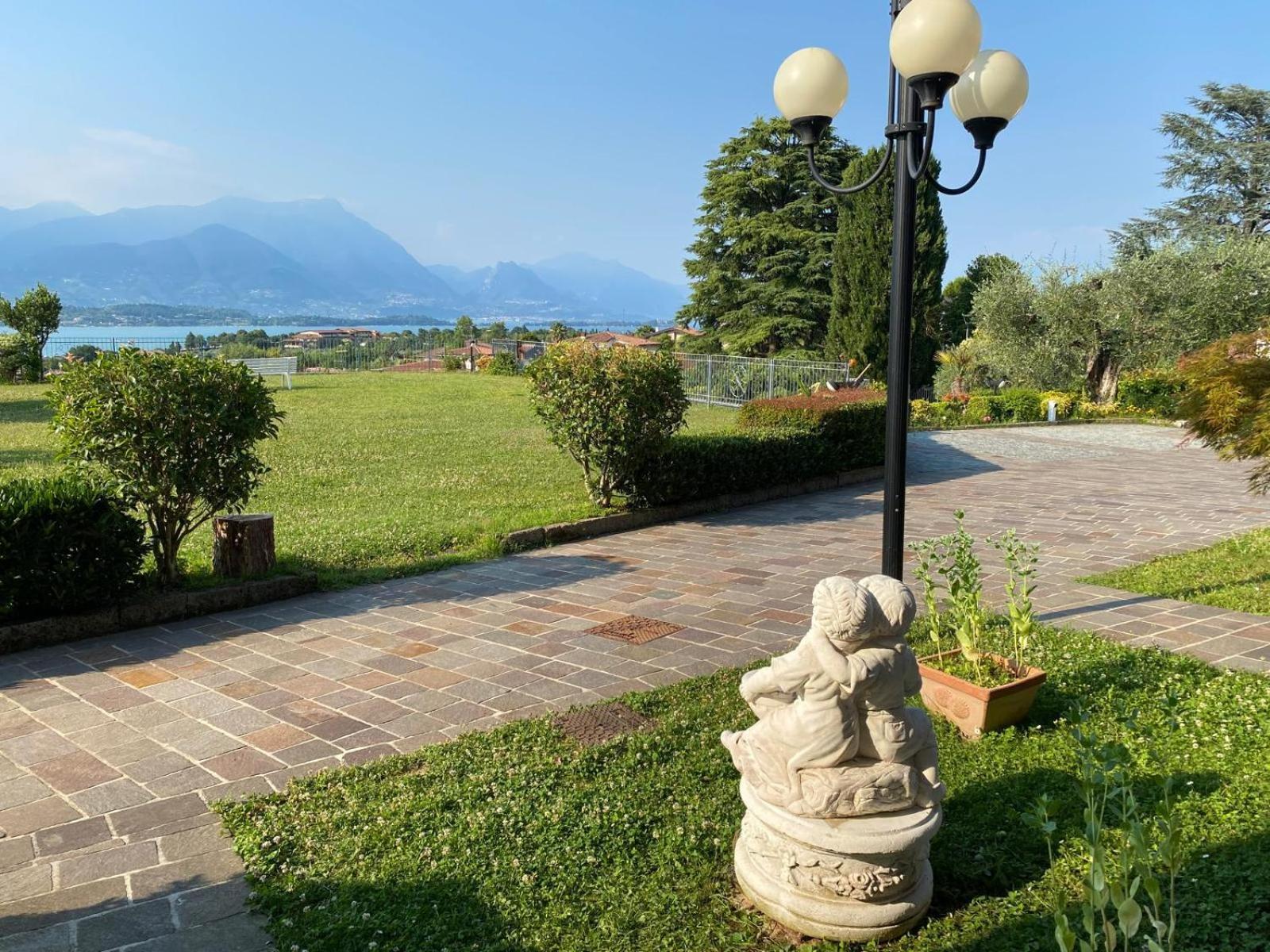 Flowers & Garden Apartment Con Vista Lago مانربا ديل جاردا المظهر الخارجي الصورة
